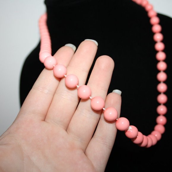 Coral pink beaded vintage necklace - Picture 3 of 4